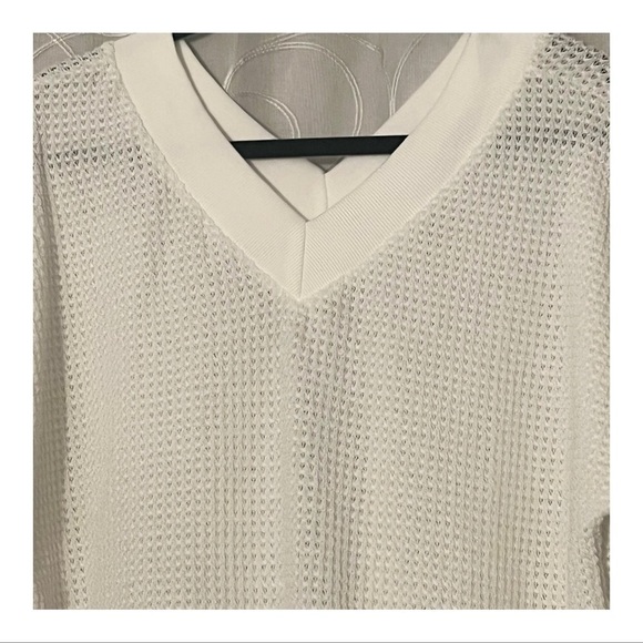 🩶 White Waffle Wide V Neck Pullover, Size M/L* - Picture 2 of 4